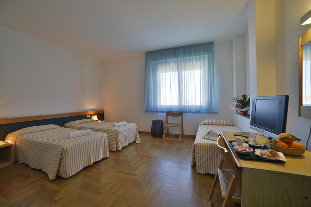 Hotel Mistral Ористано Экстерьер фото