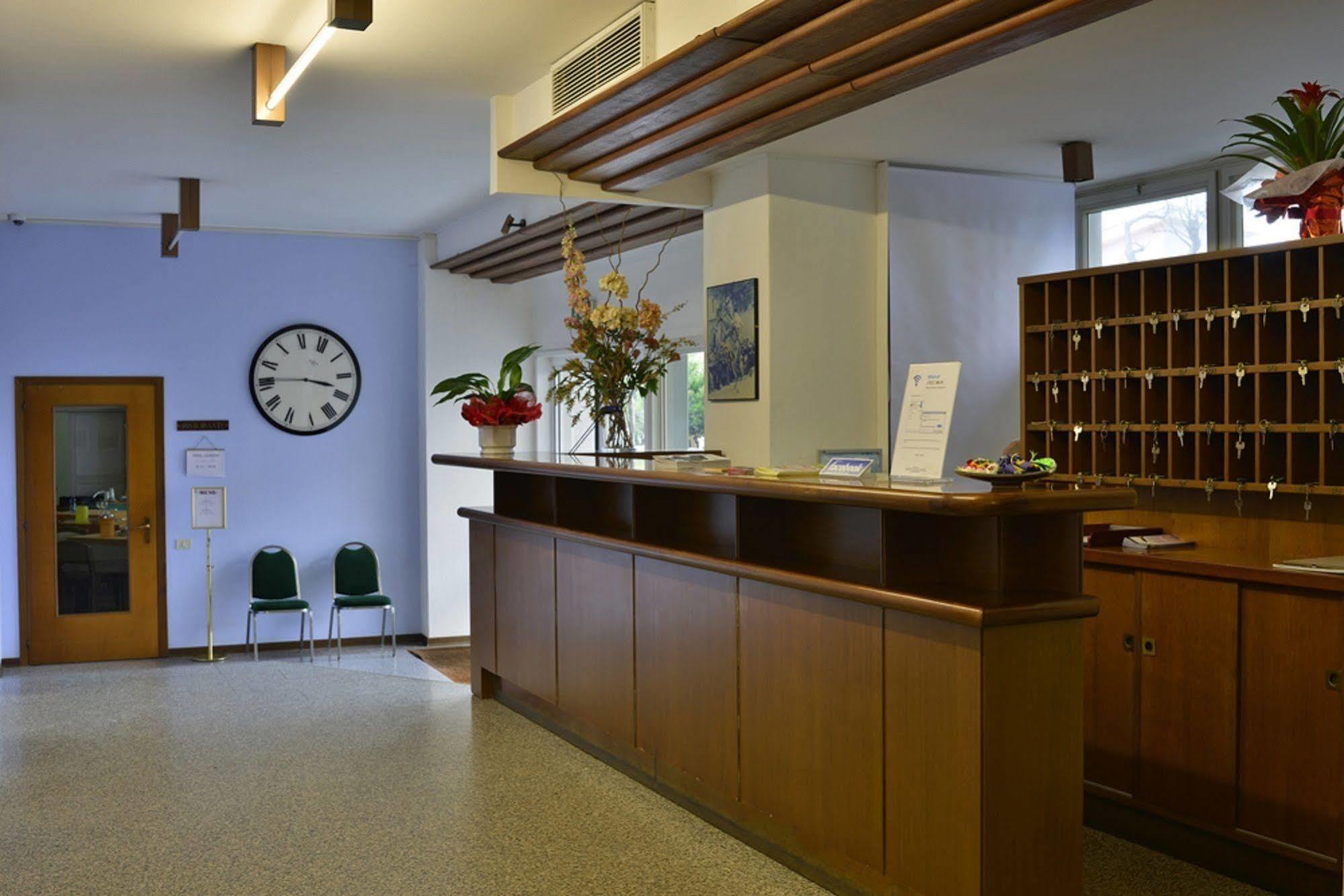 Hotel Mistral Ористано Экстерьер фото